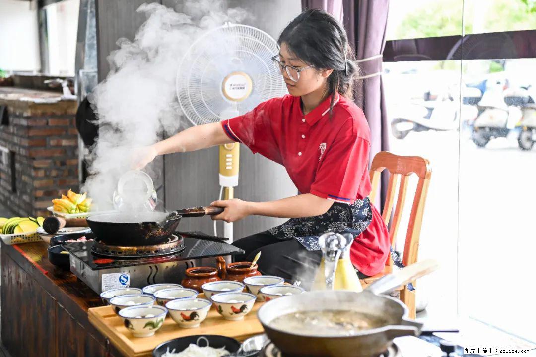 全网追的“扁担女孩”，找了一份暑假工，时薪12元 - 玉树生活资讯 - 玉树28生活网 ys.28life.net